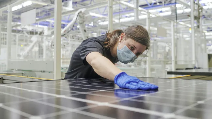 Der letzte Schliff: Die Schweizer Meyer Burger Technology AG eröffnete am 26. Mai 2021 ihre erstes Werk für Solar-Module im sächsischen Freiberg © Meyer Burger Technology AG