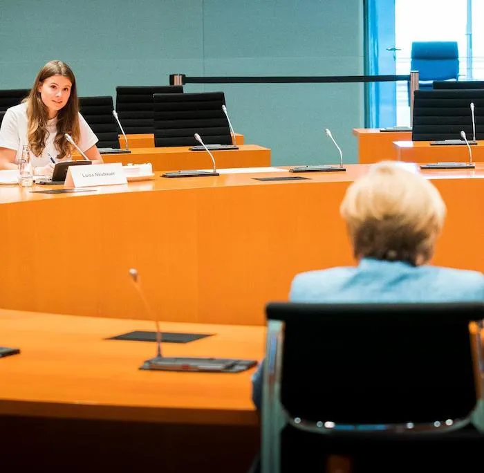 Am 20. August 2020 durfte Luisa Neubauer (25, Die Grünen) persönlich mit Bundeskanzlerin Angela Merkel (67, CDU) im Bundeskanzleramt in Berlin besuchen und befragen. Im Anschluss sagte Neubauer auf der Pressekonferenz im Freien, Frau Merkel habe eine große Verantwortung, sie wolle aber in Zukunft mutiger zu sein © Bundesregierung/Handout via REUTERS/Steffen Kugler